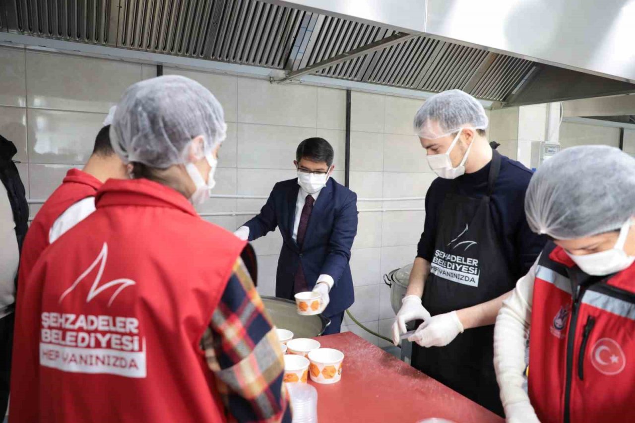 Şehzadeler hem yaşlılarını hem de depremzedeleri unutmuyor