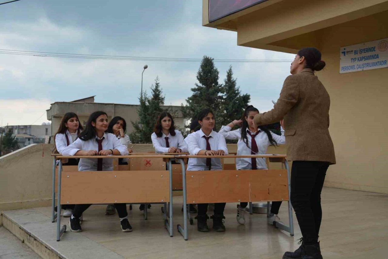 Silopi’de ‘Okulda Bir Gün’ adlı tiyatro gösterimi sahnelendi