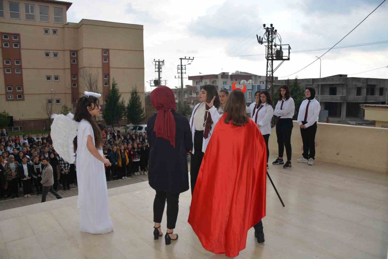 Silopi’de ‘Okulda Bir Gün’ adlı tiyatro gösterimi sahnelendi