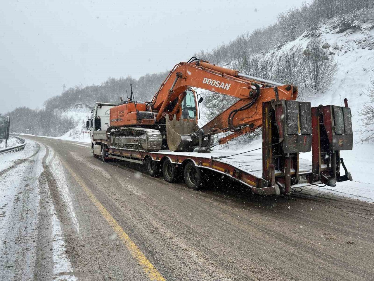 Ilgaz’da kara yakalanan sürücüler yolda kaldı