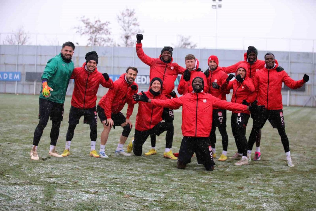 Sivasspor kar altında çalıştı