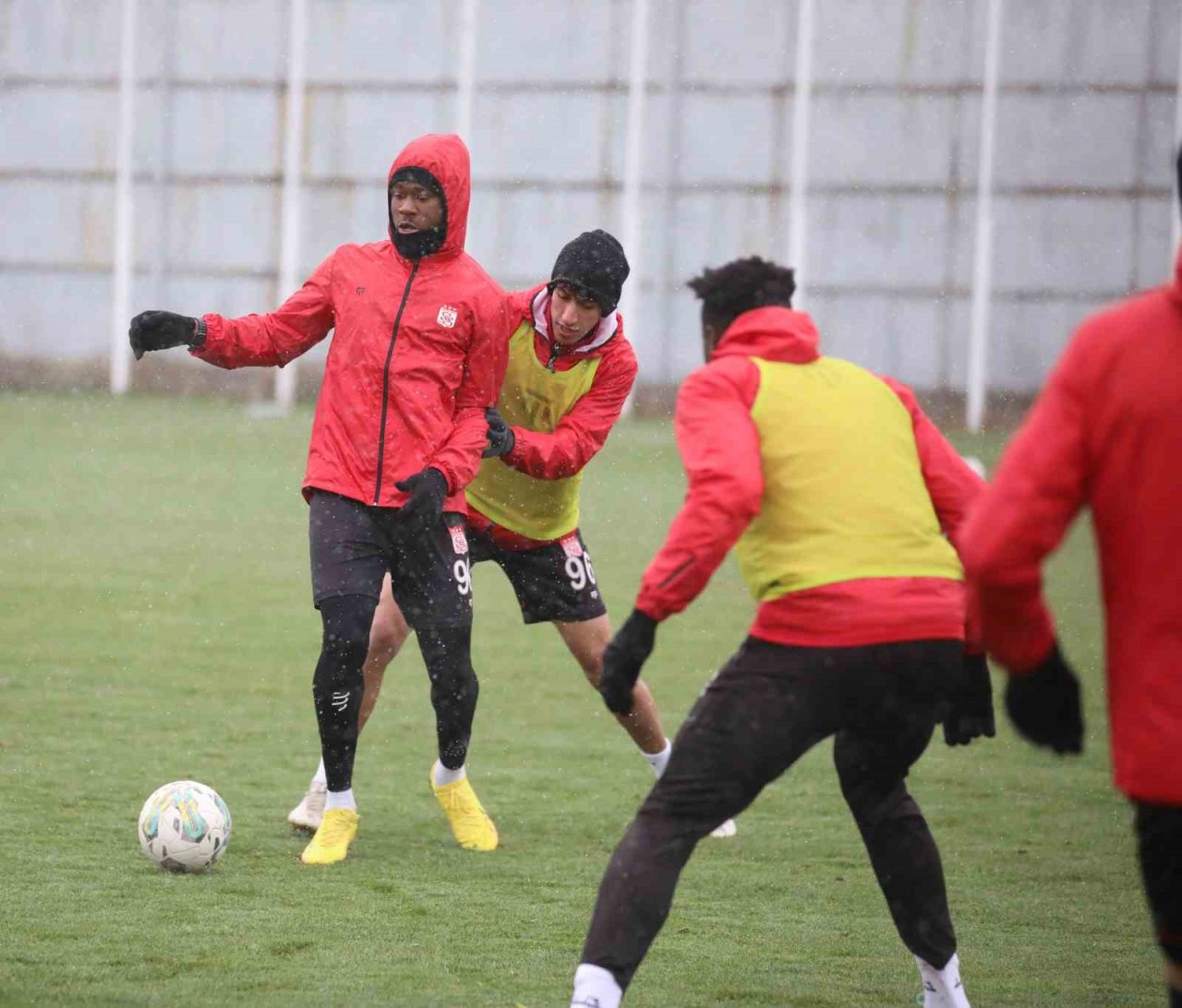 Sivasspor kar altında çalıştı