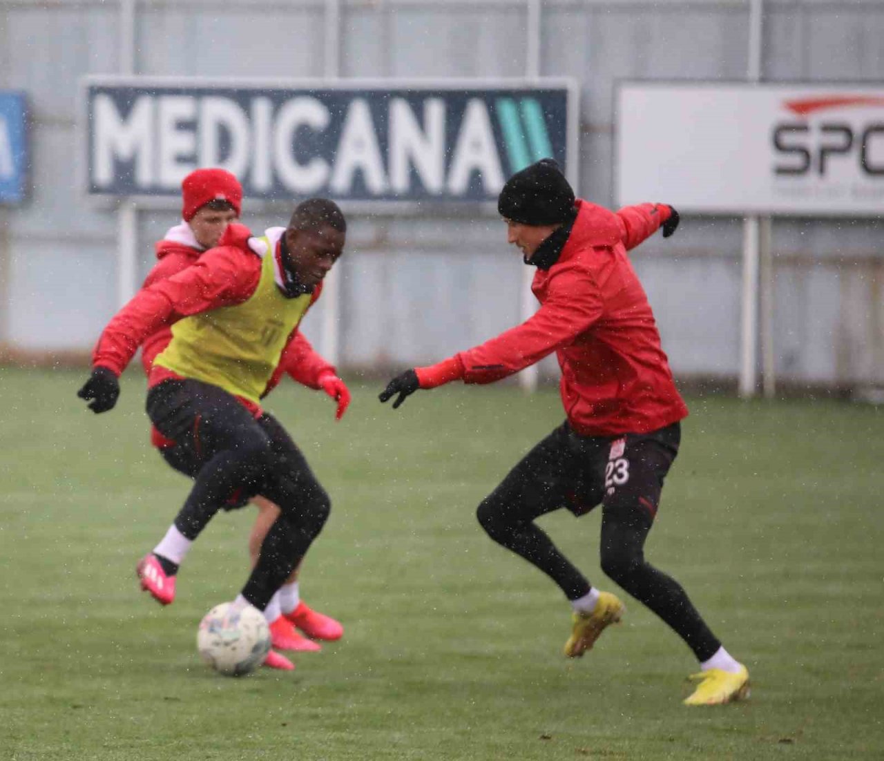 Sivasspor kar altında çalıştı