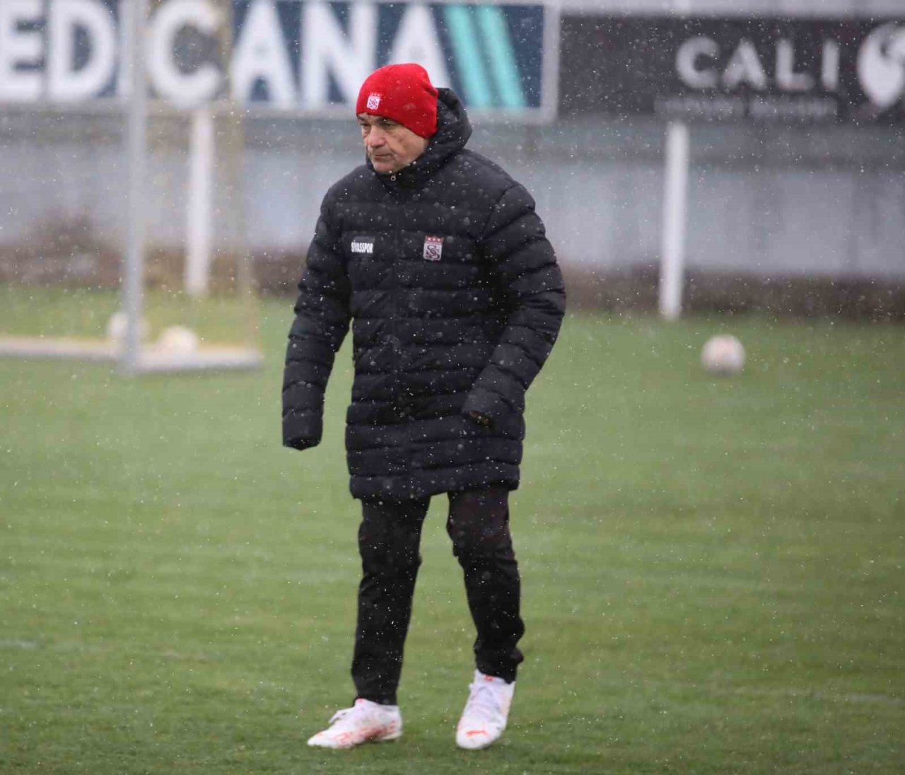 Sivasspor kar altında çalıştı