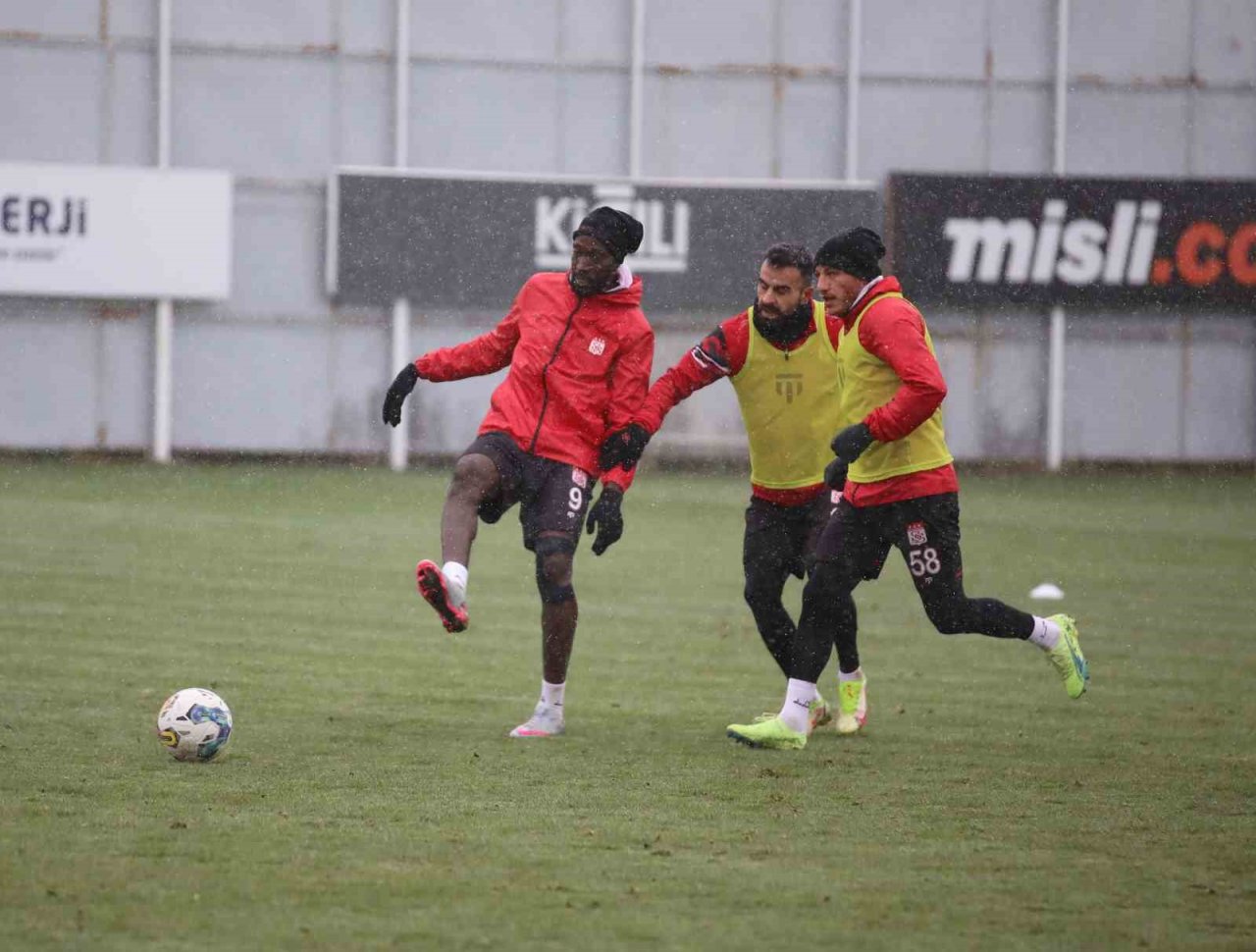 Sivasspor kar altında çalıştı