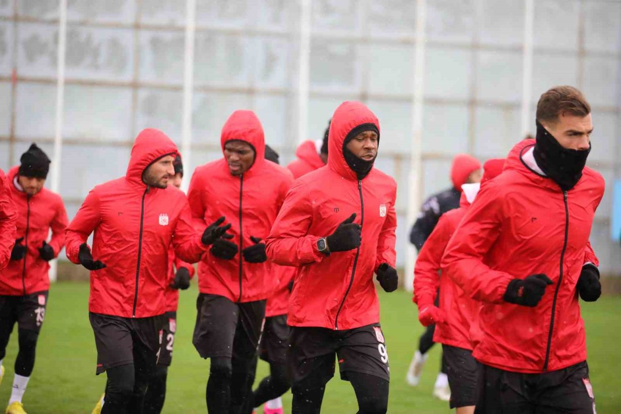 Sivasspor kar altında çalıştı