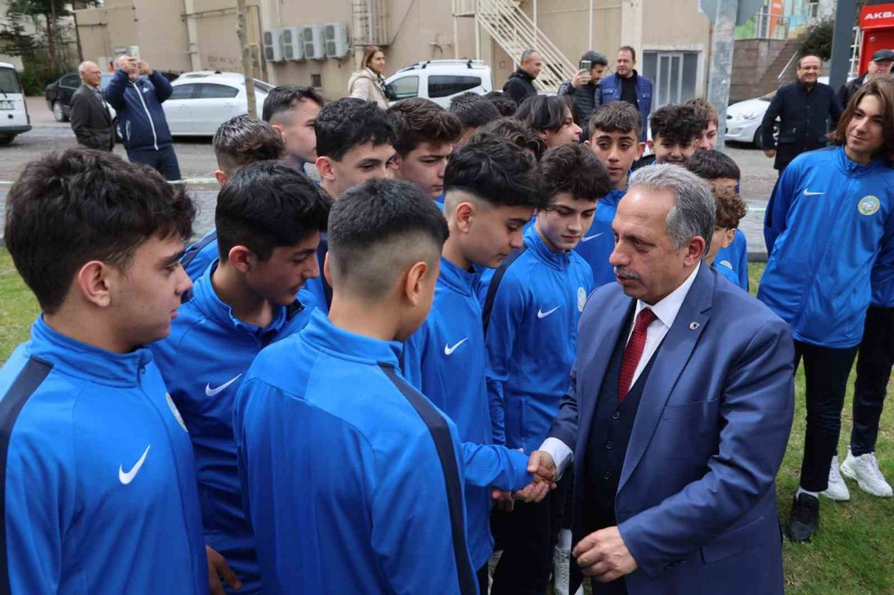Başkan Yalçın u-14 takımını Mersin’e yolcu etti