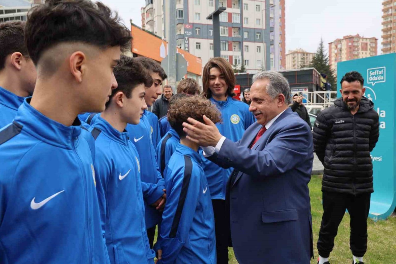 Başkan Yalçın u-14 takımını Mersin’e yolcu etti