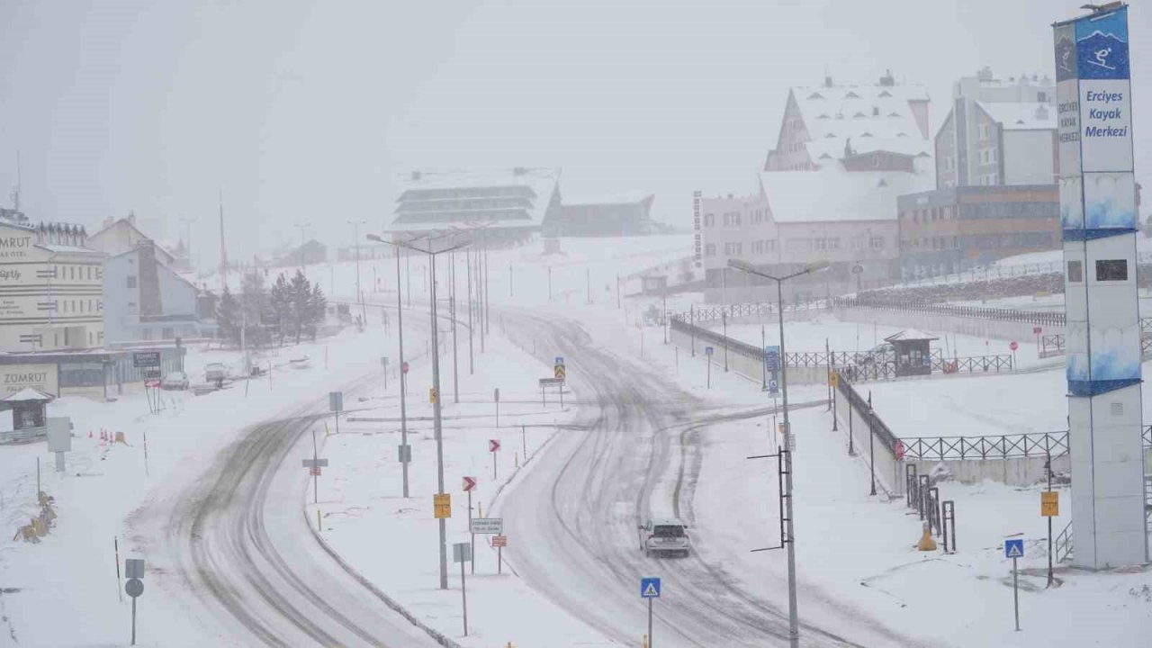 Erciyes’e Mart karı yağdı