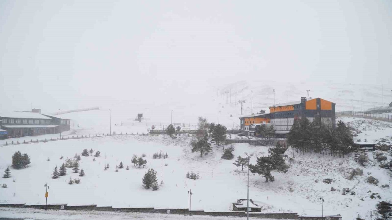 Erciyes’e Mart karı yağdı