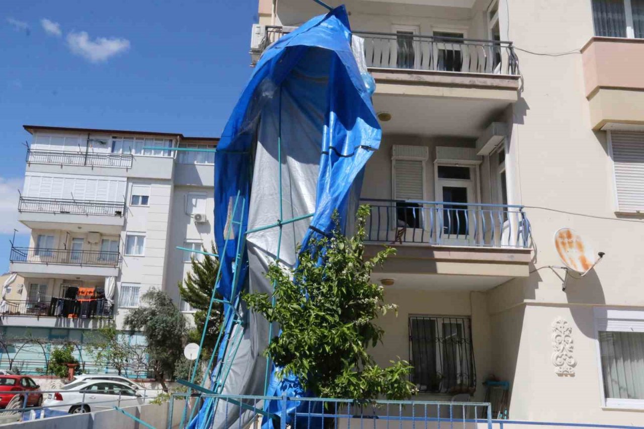 Rüzgârdan dolayı savrulan taziye çadırı, apartmana dayanarak durdu