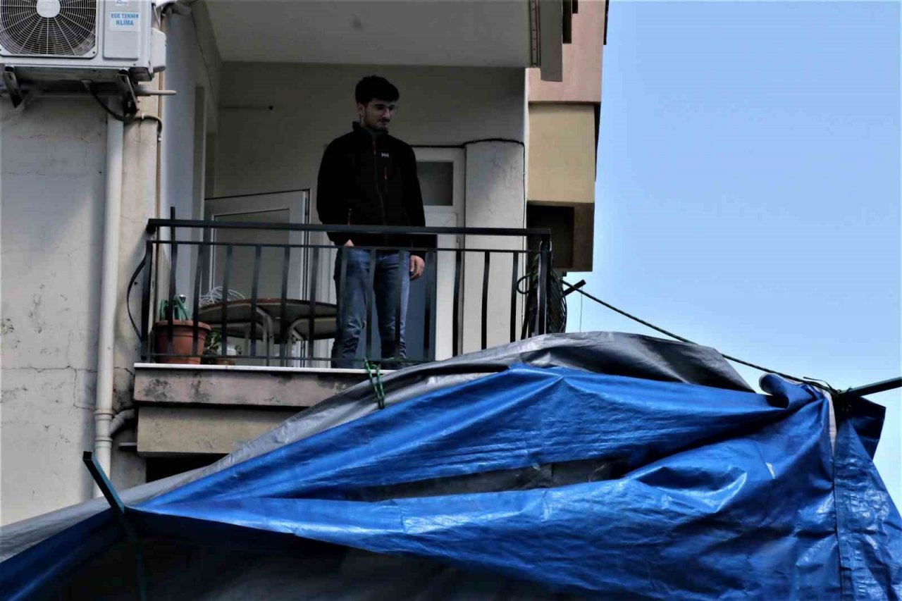 Rüzgârdan dolayı savrulan taziye çadırı, apartmana dayanarak durdu