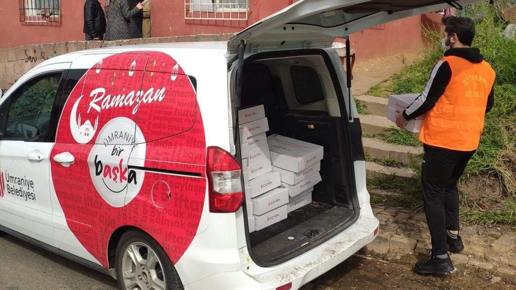 Ümraniye’de her gün iftarlıklar evlere tek tek paketlenip götürülüyor