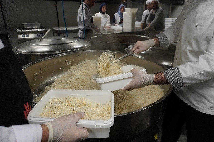 Ümraniye’de her gün iftarlıklar evlere tek tek paketlenip götürülüyor