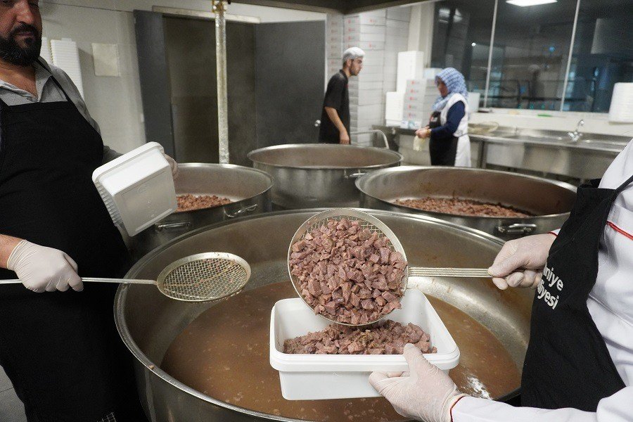 Ümraniye’de her gün iftarlıklar evlere tek tek paketlenip götürülüyor