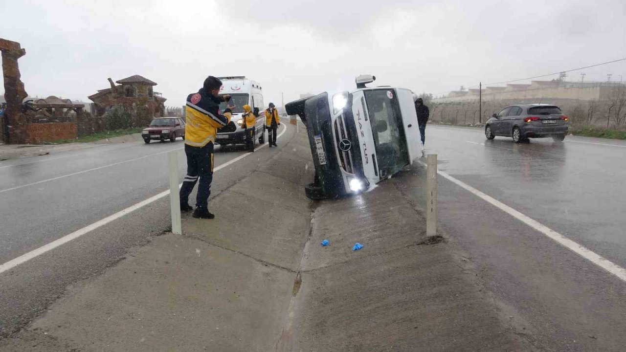 Devrilen servisteki 9 işçi yaralandı