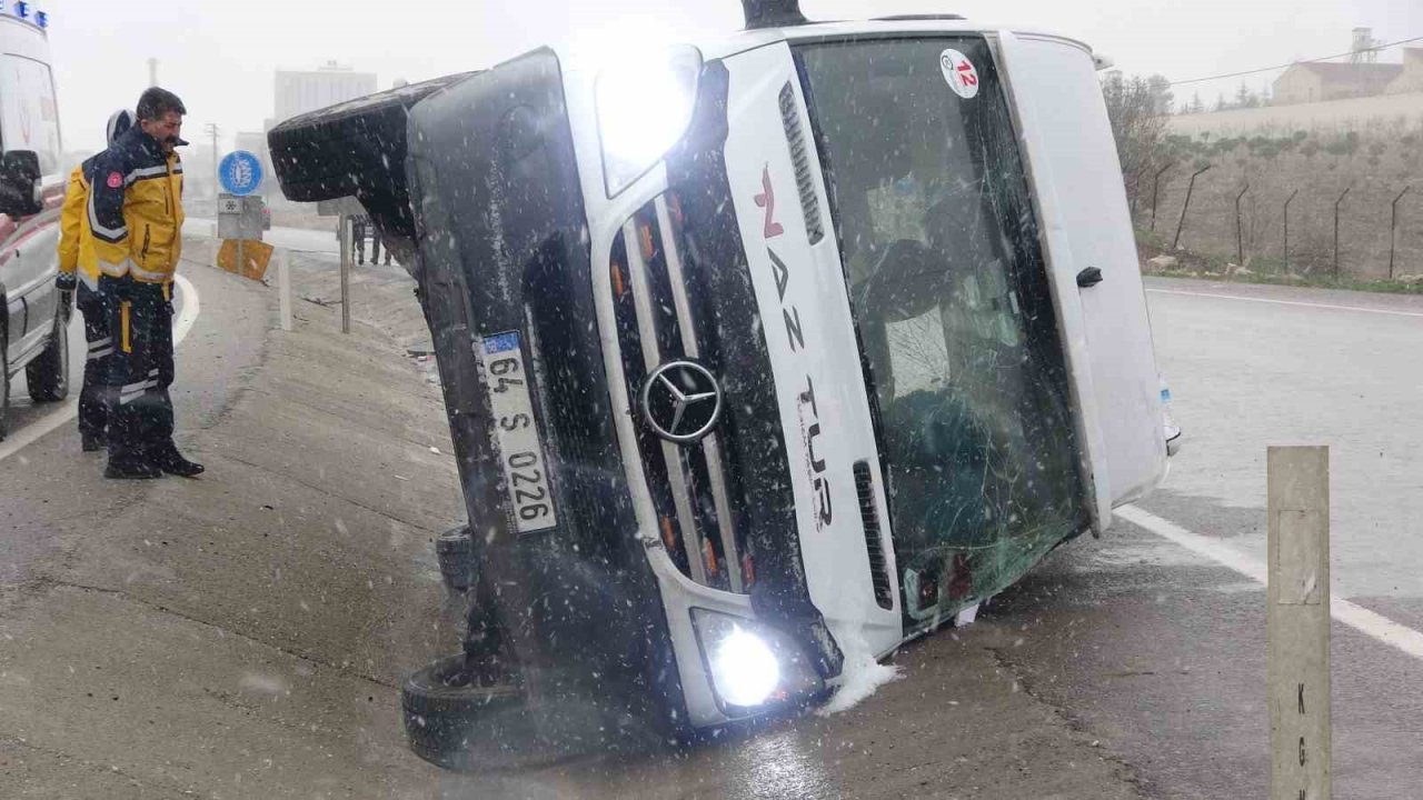 Devrilen servisteki 9 işçi yaralandı