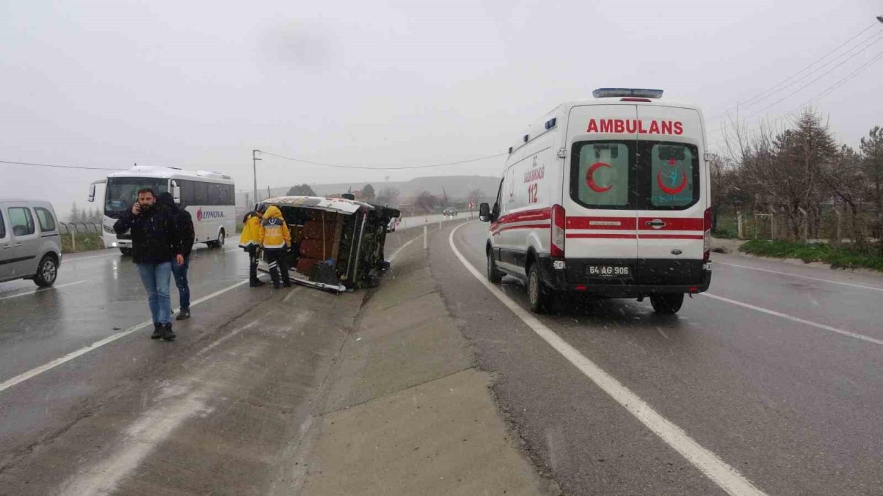 Devrilen servisteki 9 işçi yaralandı