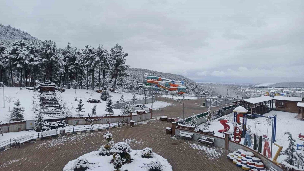 Uşak’ta Mart sonu yağan kar kenti beyaza bürüdü
