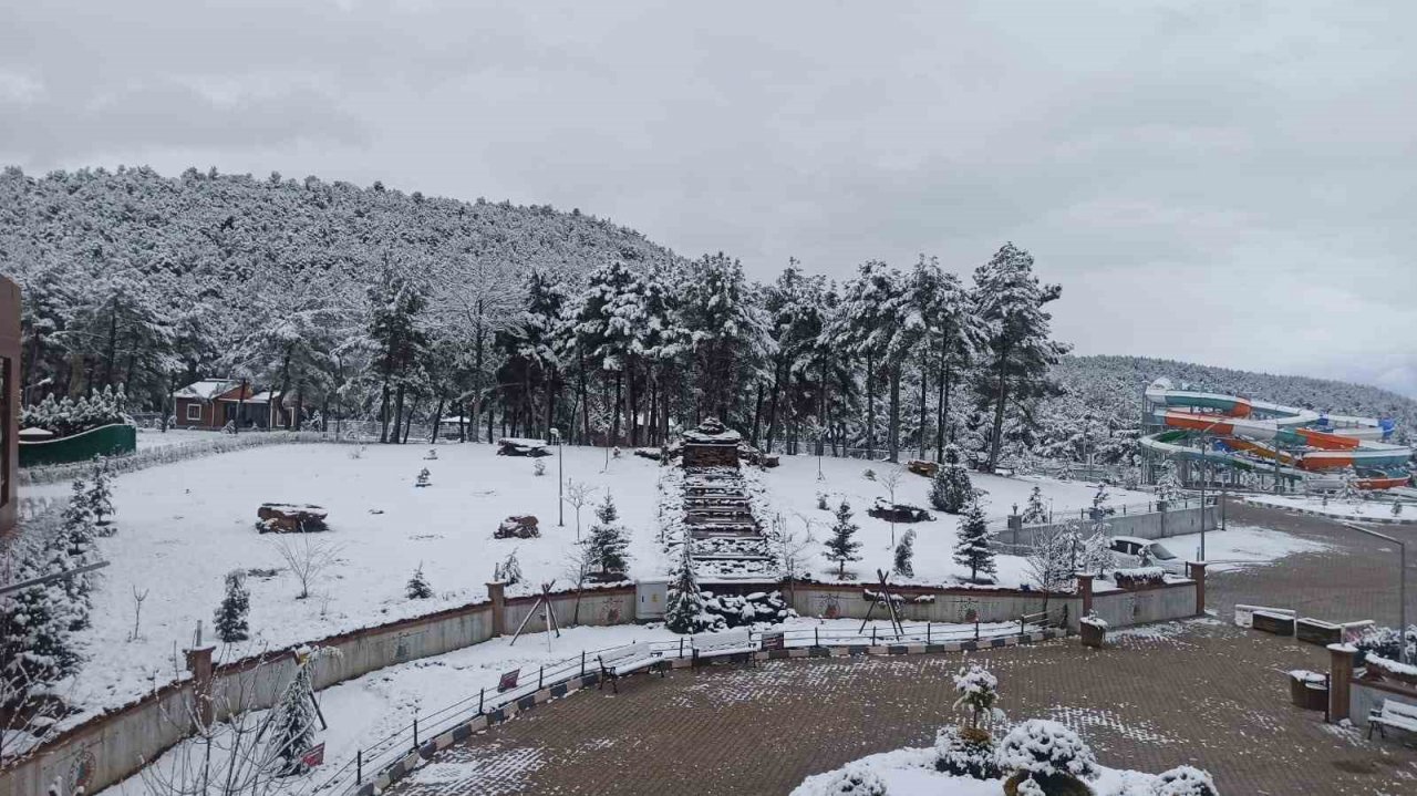 Uşak’ta Mart sonu yağan kar kenti beyaza bürüdü