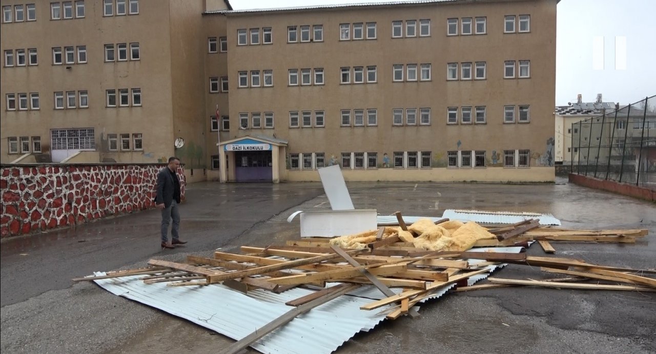 107 kilometre hıza ulaşan şiddetli fırtına çatıları uçurdu