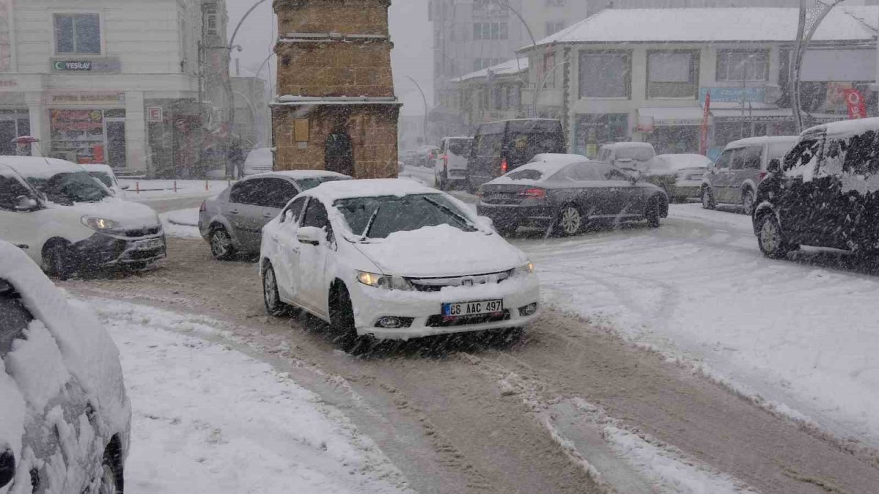 Yozgat’ta yoğun kar yağışı sürücülere zor anlar yaşattı