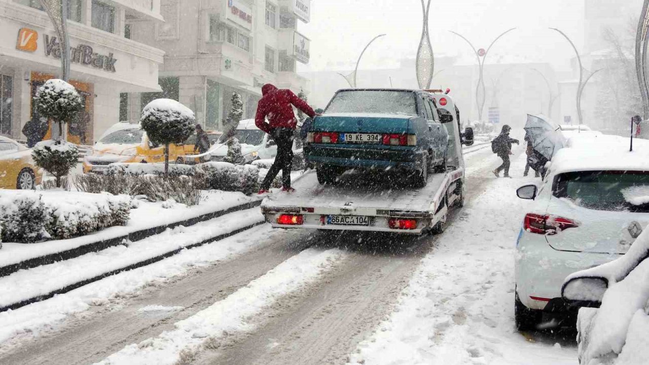 Yozgat’ta yoğun kar yağışı sürücülere zor anlar yaşattı