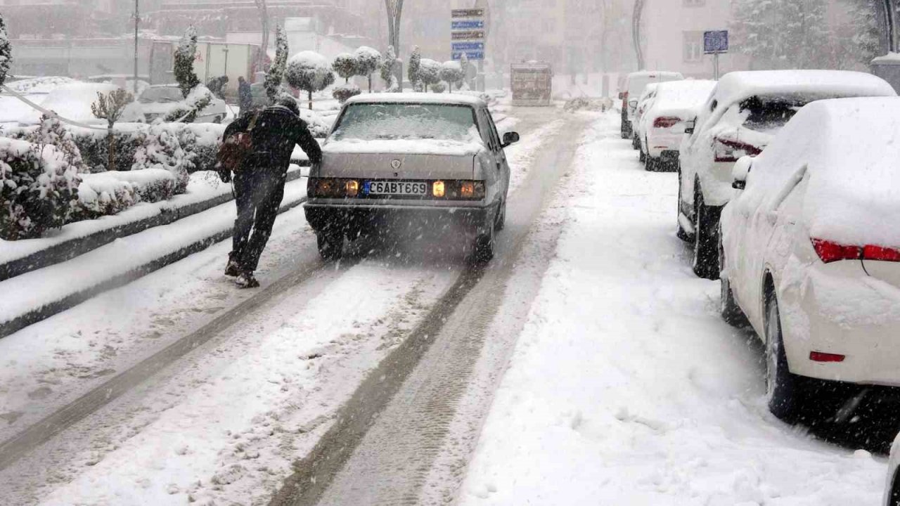 Yozgat’ta yoğun kar yağışı sürücülere zor anlar yaşattı