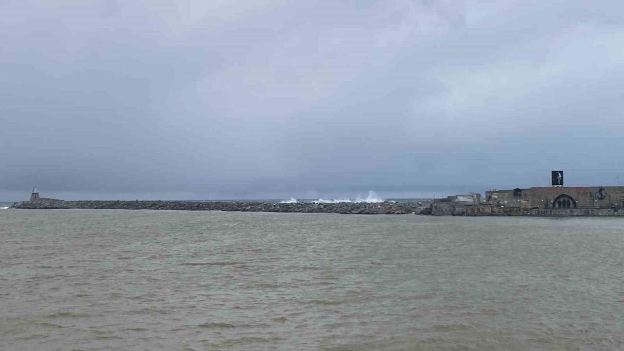 Dalgalar mendirekleri aştı