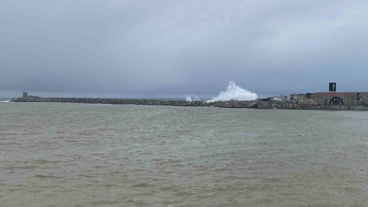 Dalgalar mendirekleri aştı