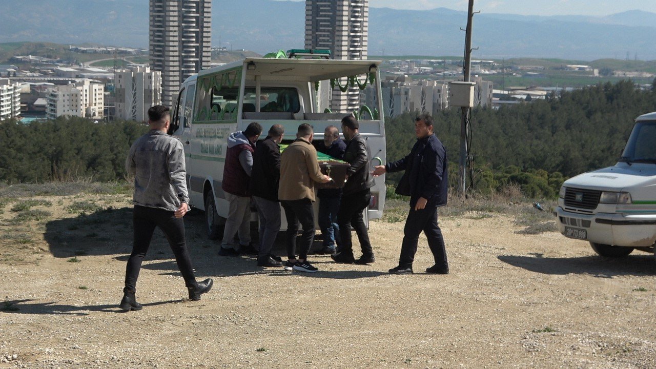 Annesinin boğarak öldürdüğü Zeynep bebek son yolculuğuna uğurlandı
