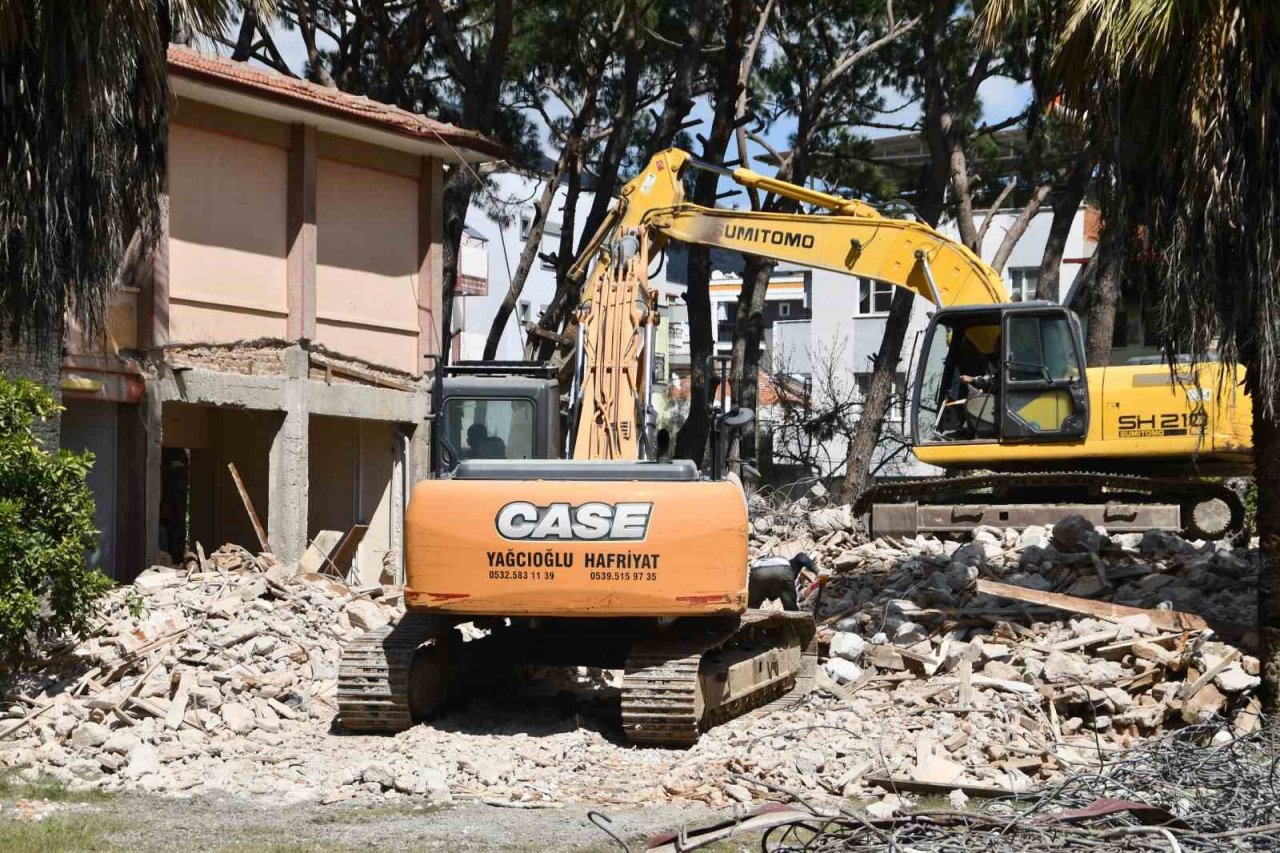 Söke’de yıllarca hizmet veren bina yıkılıyor