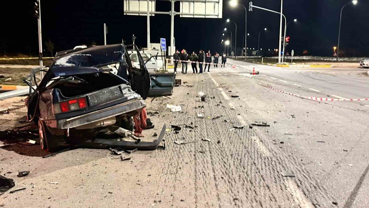 İki otomobilin karıştığı kazada 3 kişi yaralandı