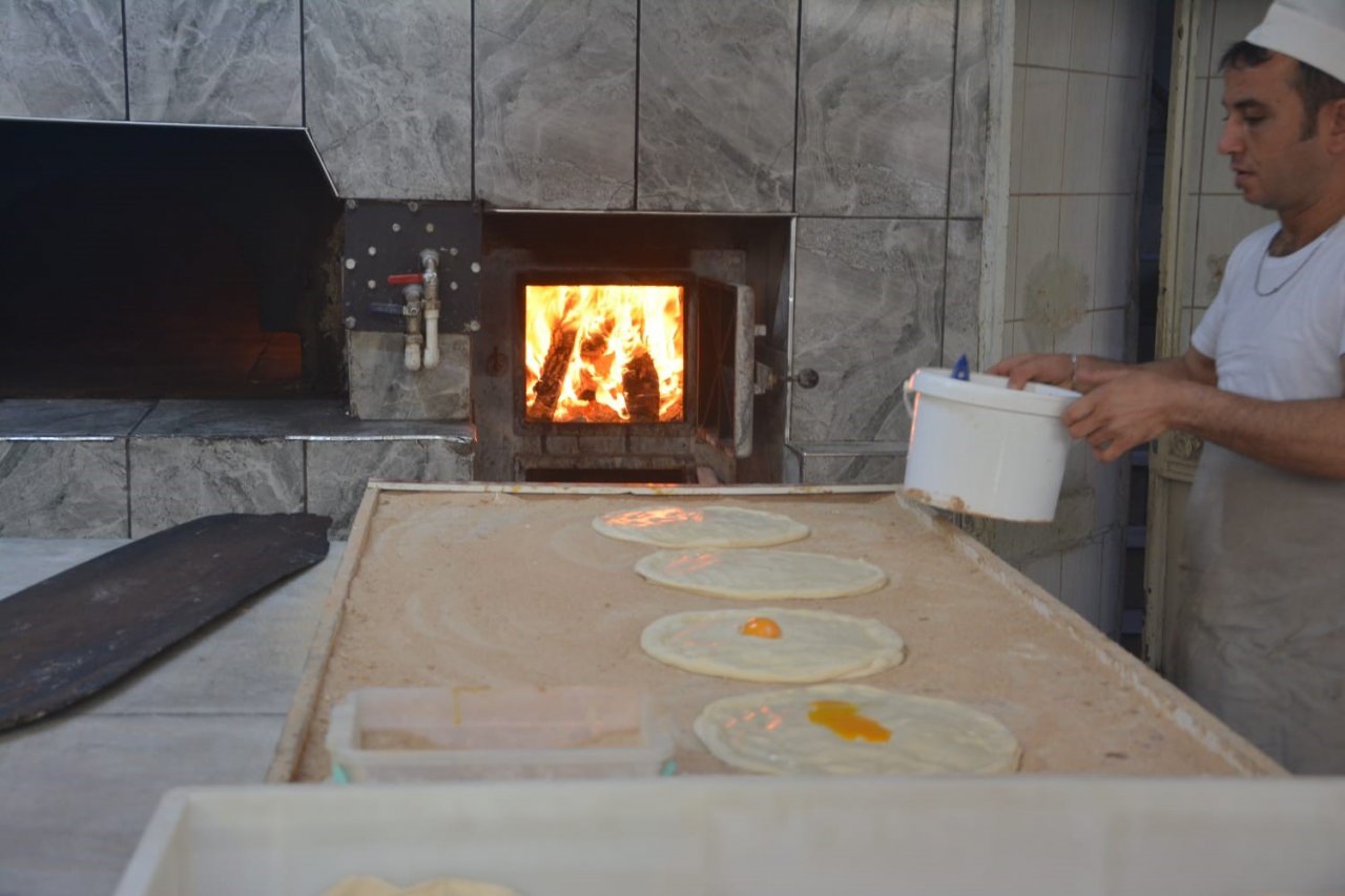 Sandıklı’nın ‘haşhaşlı’ tahinli pidesi yoğun ilgi görüyor