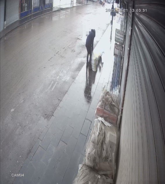 Ağrı’da kablo hırsızlığı kameralara yansıdı