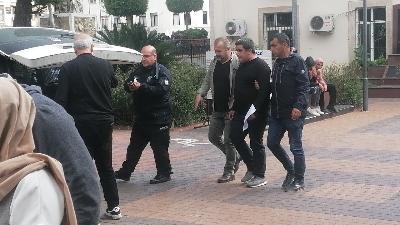 İşlem yaptırmak için gittikleri hükümet konağında yakayı ele verdiler