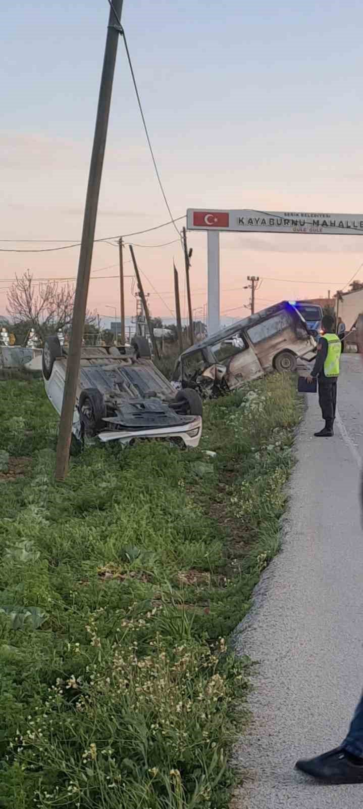 Trafik kazası sonrası otomobil alev alev yandı: 4 yaralı