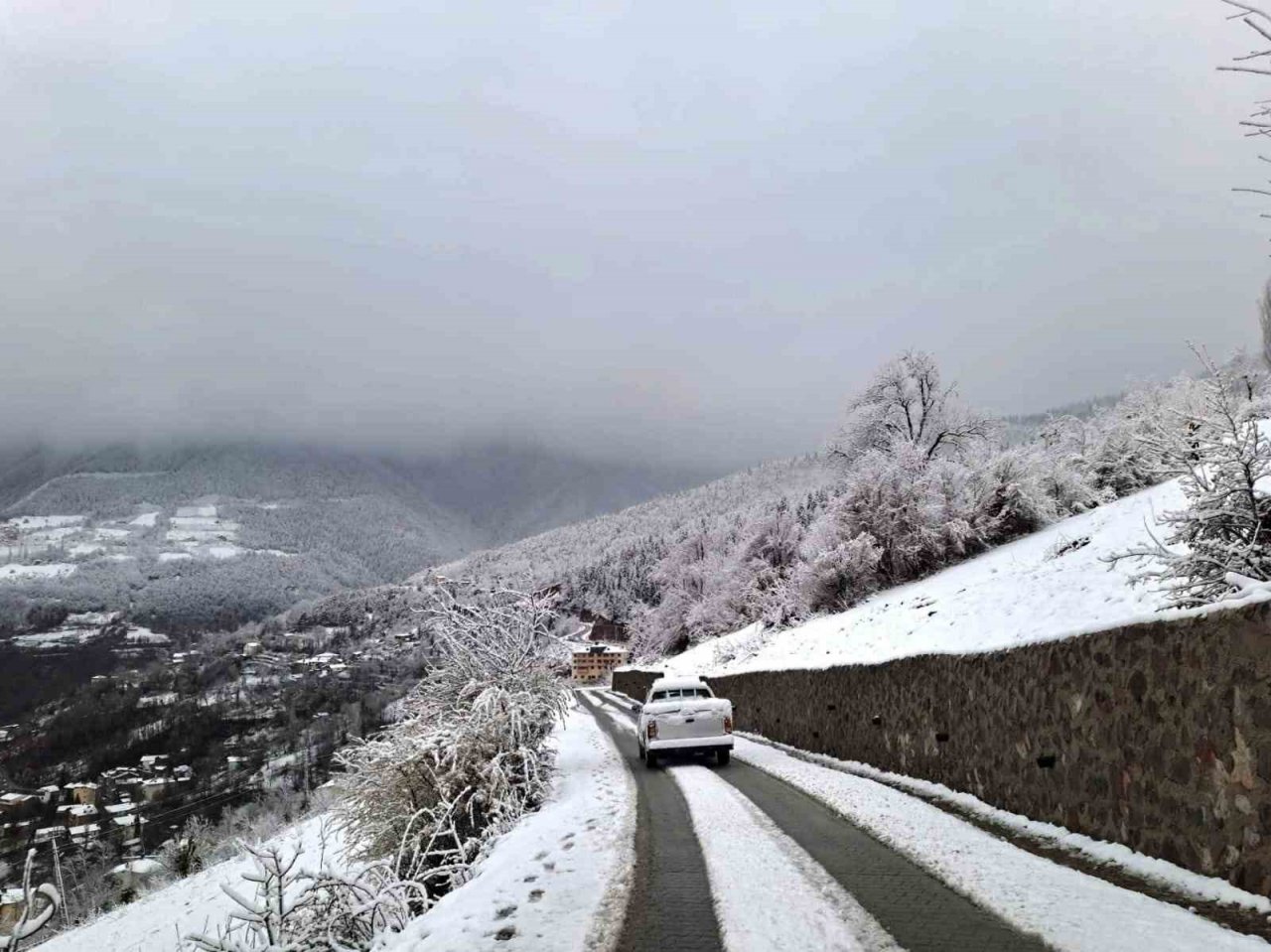Artvin’e kış geri geldi, yüksek kesimlerde kar yağışı etkili oldu