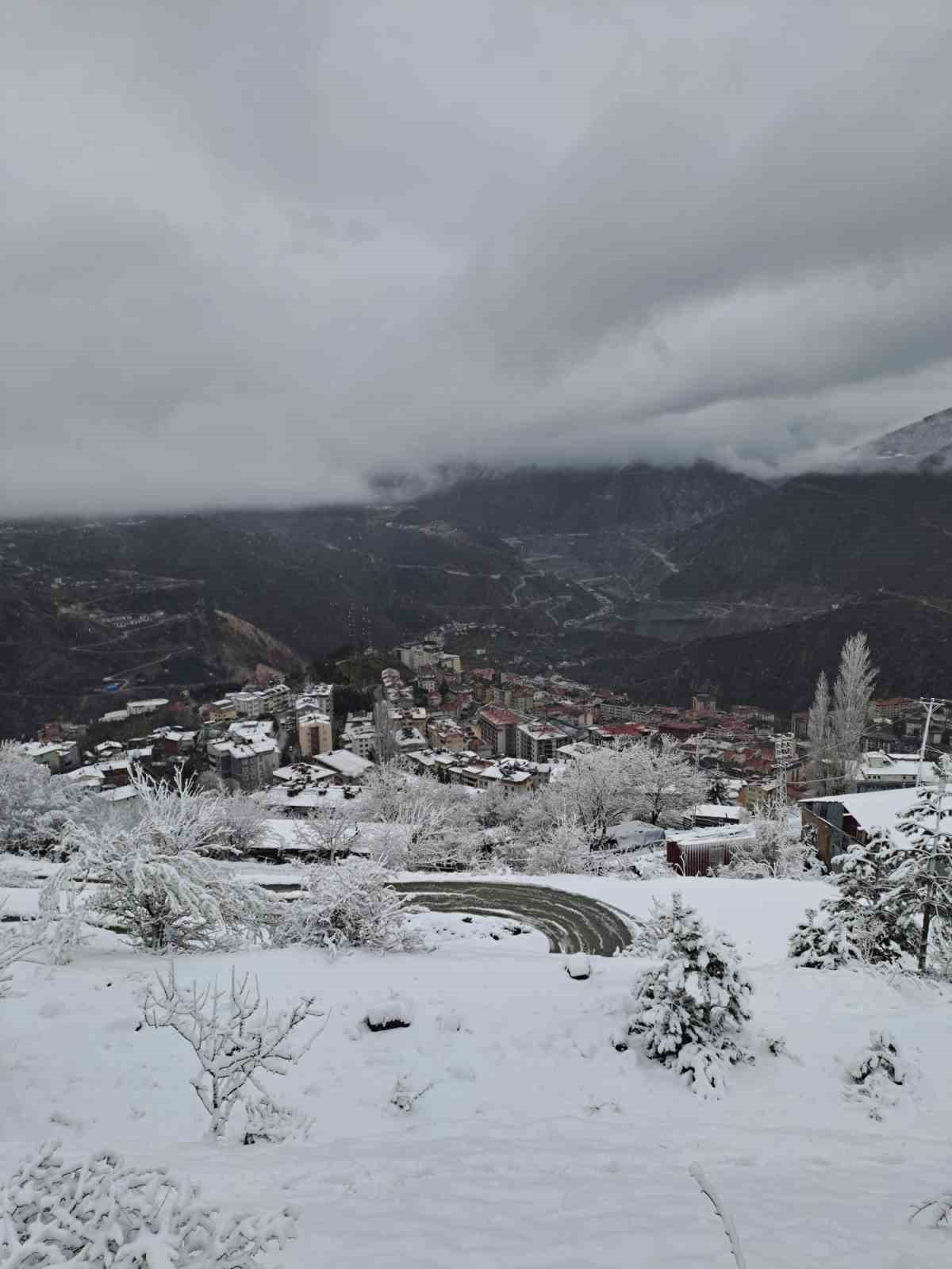 Artvin’e kış geri geldi, yüksek kesimlerde kar yağışı etkili oldu