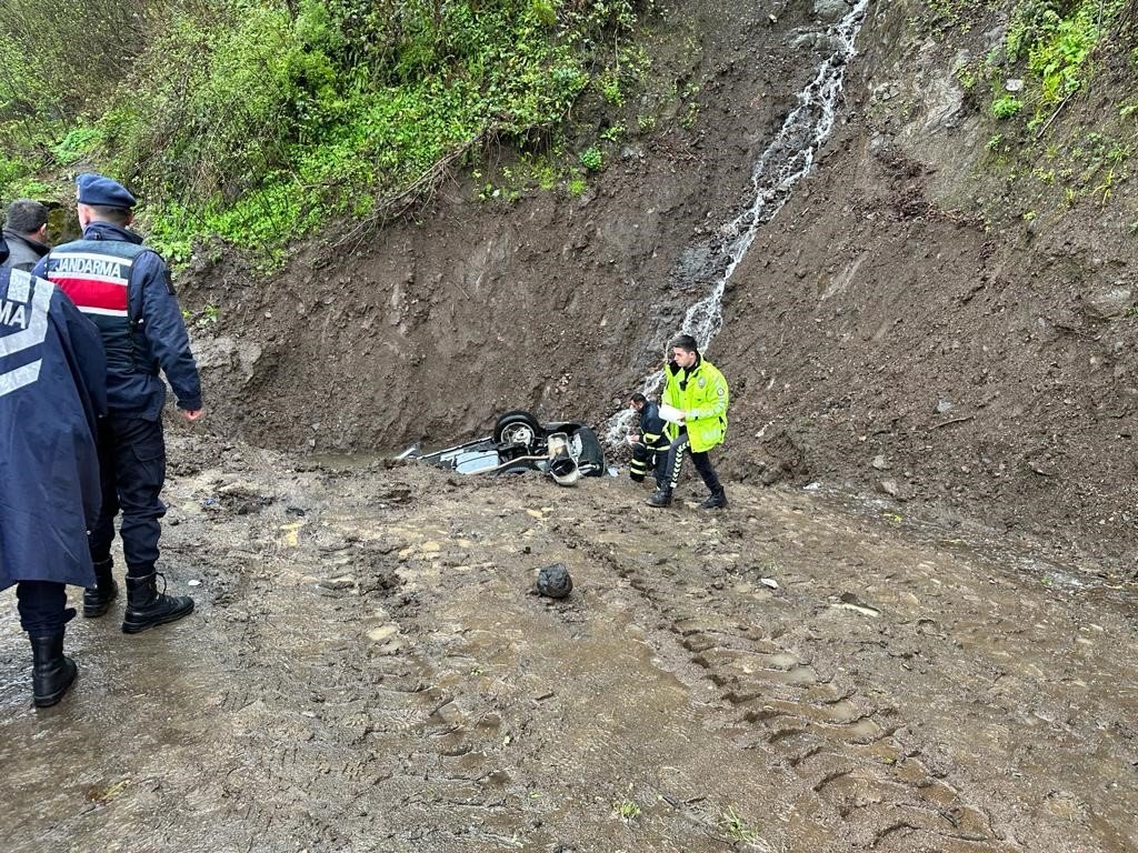 Artvin’de menfeze düşen araçta iki kişi can verdi