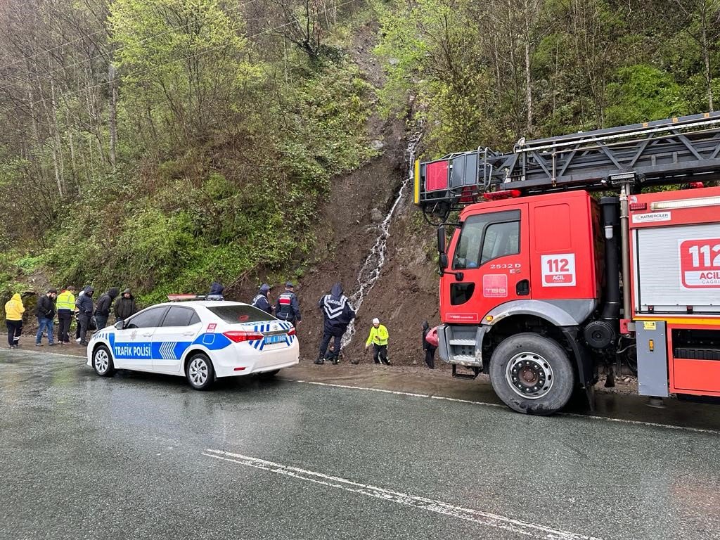 Artvin’de menfeze düşen araçta iki kişi can verdi