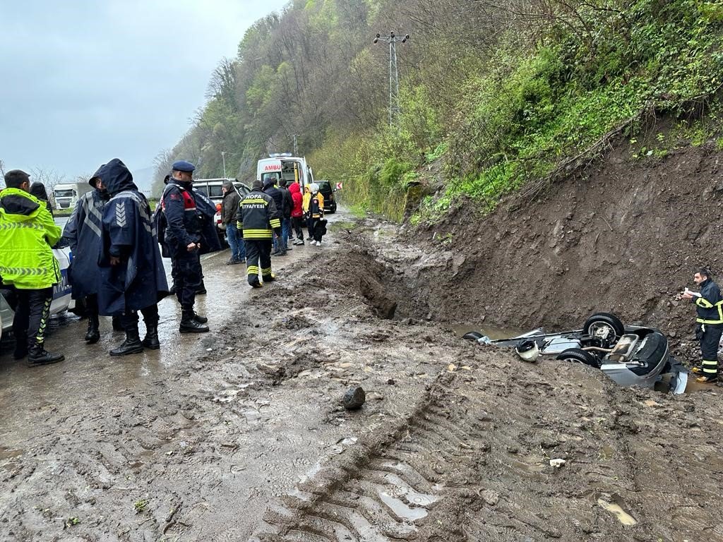 Artvin’de menfeze düşen araçta iki kişi can verdi