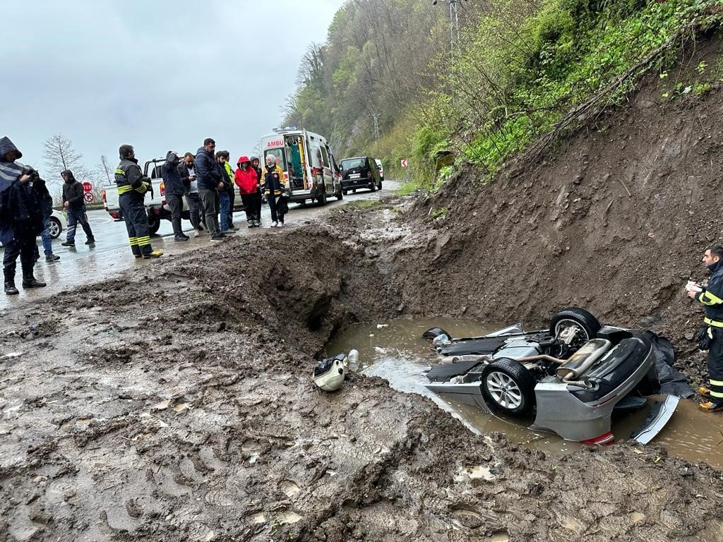Artvin’de menfeze düşen araçta iki kişi can verdi