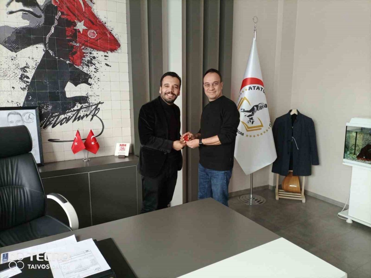 Velilerin kitap okuma yarışmasında dereceye girenlere altın hediye edildi