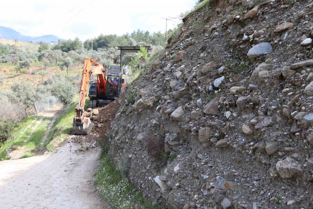 Efeler’den heyelan riskine anında müdahale