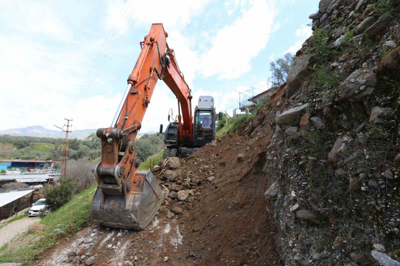 Efeler’den heyelan riskine anında müdahale