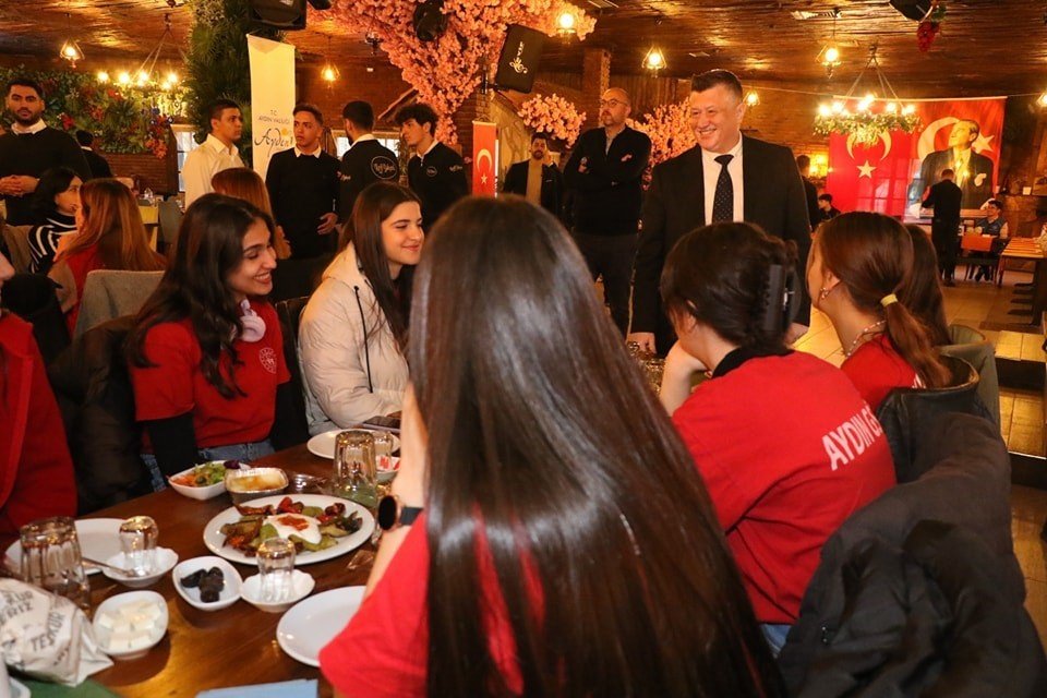 Vali Aksoy misafir sporcular ve gönüllü gençler ile iftarda buluştu