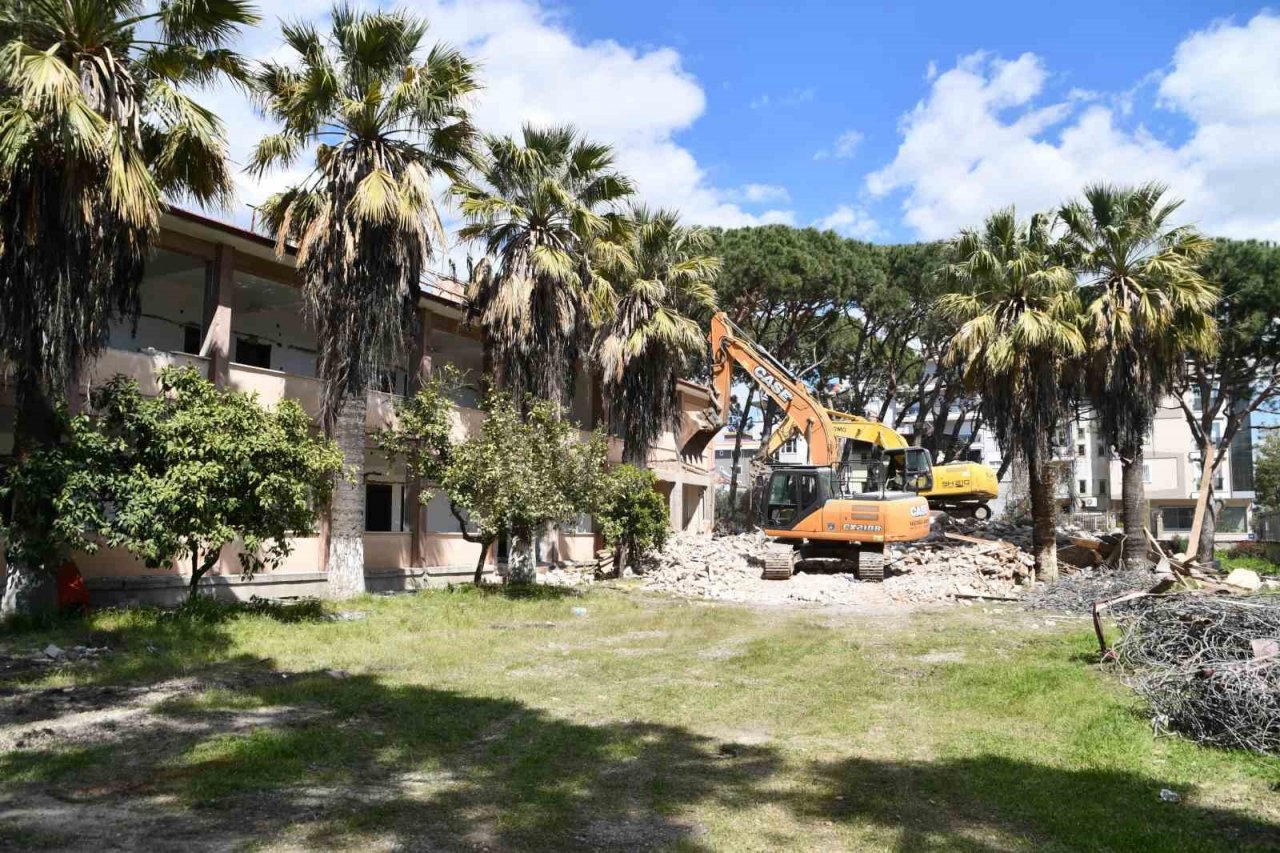 Söke’de yıllarca hizmet veren bina yıkılıyor