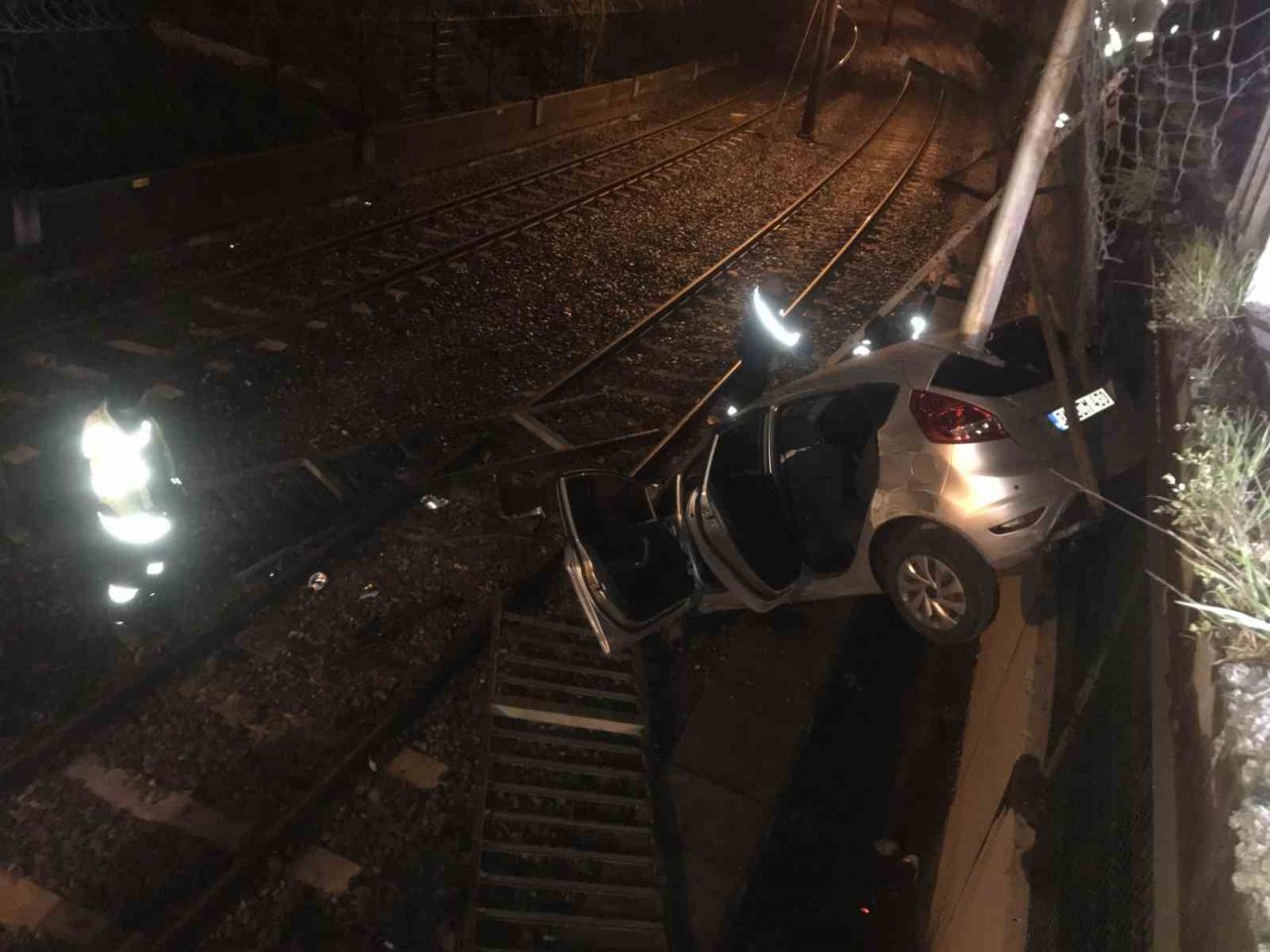 Bakırköy’de kontrolden çıkan araç metro yoluna uçtu: 2 yaralı