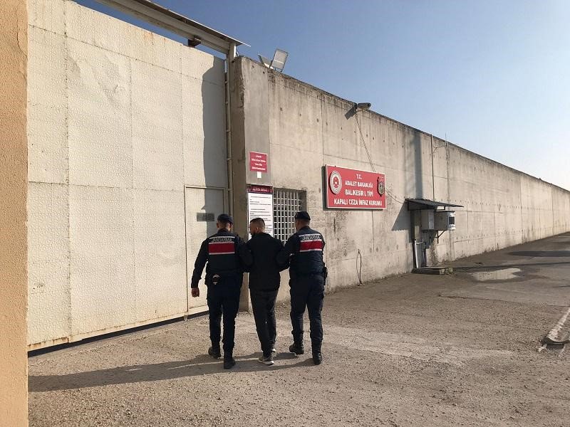 Balıkesir’de jandarma hapis cezası olan şahısları yakaladı